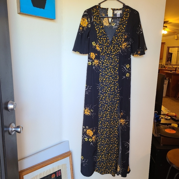 ♡Band Of Gypsies Maxi Dress in Mixed Floral Print♡ - Picture 5 of 14